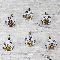 Perillas de cerámica, 'Pequeñas flores azules' (juego de 6) - Seis perillas florales de cerámica pintadas a mano por artesanos indios