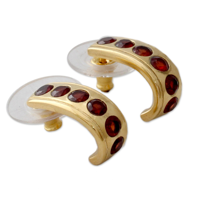 Granat-Halbkreolen-Ohrringe, „Jaipur Curve“ – Granat-Halbkreolen aus 23 Karat vergoldetem Sterlingsilber
