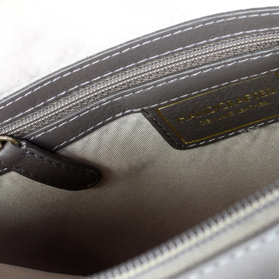 Handtasche mit Ledertraggriff, 'Grey Sophistication'. - Graue Lederhandtasche mit Henkel aus Indien