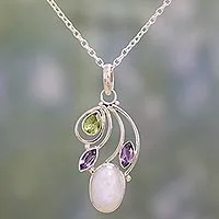 Halskette mit Anhänger aus mehreren Edelsteinen, „Majestic Harmony“ – Halskette mit mehreren Edelsteinen aus Peridot, Amethyst und Regenbogenmondstein