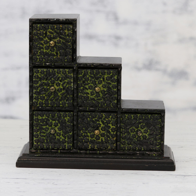 Mini-Kommode aus Holz und Aluminium - Mini-Box aus geprägtem Aluminium in Chartreuse-Grün auf Holz