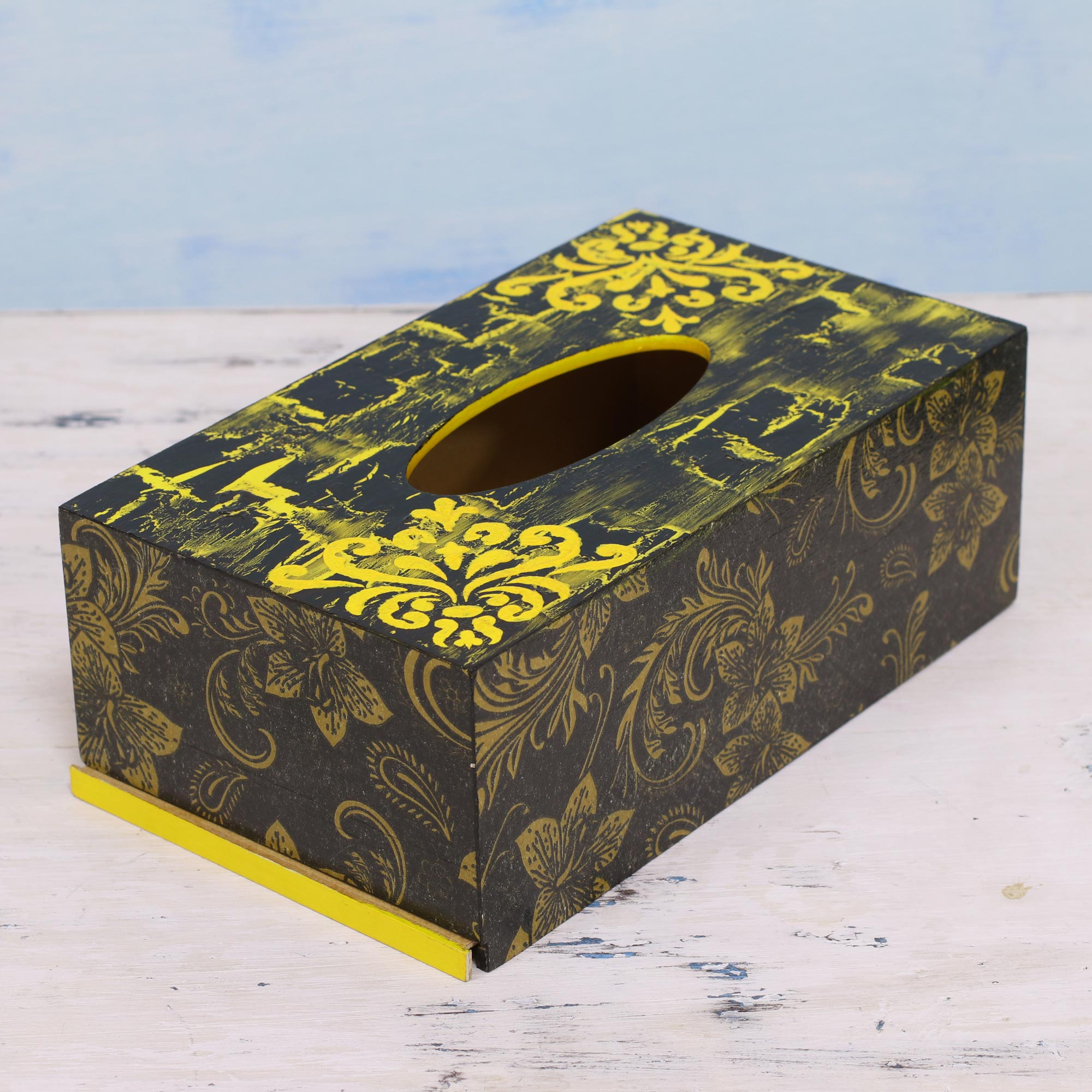 Decoración floral dorada en caja de pañuelos de papel. Caja para