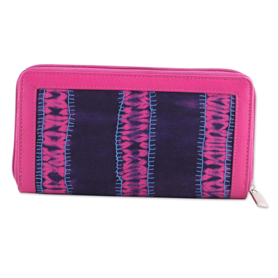 Geldbörse mit Akzenten aus Baumwolle und Leder - Batik-Brieftasche aus Baumwollleder mit Akzenten in Beere und Marineblau