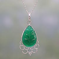 Halskette mit Onyx-Anhänger, „Verdant Magnificence“ – Halskette mit Anhänger aus grünem Onyx und Sterlingsilber aus Indien
