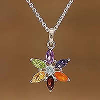 Halskette mit Anhänger aus mehreren Edelsteinen, „Floral Chakra“ – Halskette mit Blumenanhänger aus mehreren Edelsteinen aus Indien