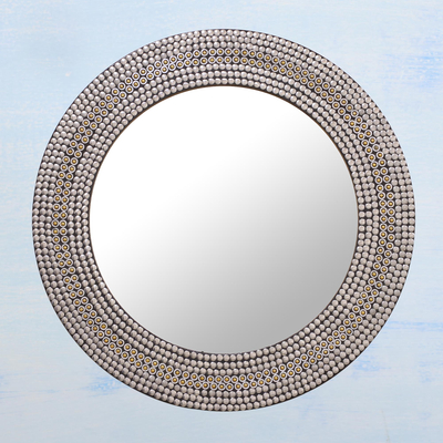 Wandspiegel aus Eisenmosaik - Kreisförmiger Wandspiegel aus schimmerndem Metall aus Indien