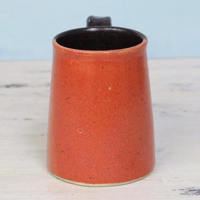 Keramiktasse, „Heller Morgen“. - Handgefertigter Keramikbecher in Orange und Schwarz aus Indien