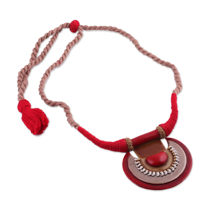 Halskette mit Keramikanhänger - Halskette mit Anhänger aus Keramik und Baumwolle in Rot aus Indien