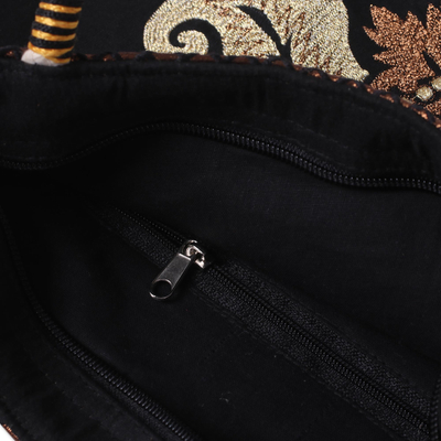 Bestickte Umhängetasche, 'Indian Elegance' - Schwarze Umhängetasche mit gesticktem Zari-Motiv aus Indien