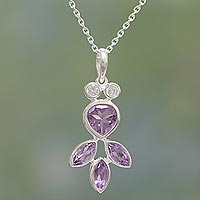 Halskette mit Amethyst-Anhänger, „Lilac Glitter“ – Halskette mit Anhänger aus Amethyst und Sterlingsilber aus Indien