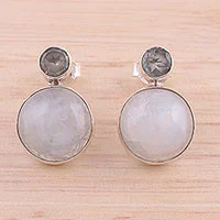 Aretes colgantes de topacio azul y piedra lunar arcoíris - Aretes colgantes de topacio azul y piedra lunar arcoíris de la India