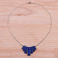 Halskette mit Lapislazuli-Anhänger, „Trendy Blue“ – Halskette mit Lapislazuli-Wasserfall-Anhänger aus Indien