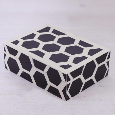 Dekorative Box aus Kunstharz - Dekorative Box aus Kunstharz mit sechseckigen Motiven aus Indien