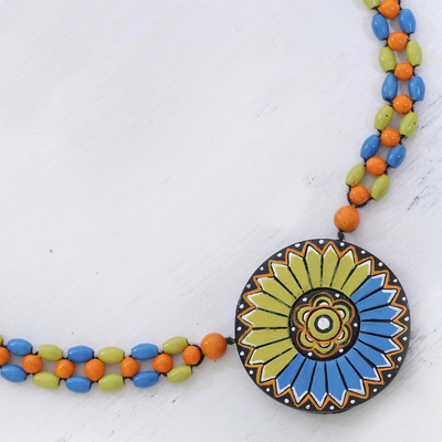 Halskette mit Anhänger aus Keramikperlen - Florales Mandala auf handbemalter Keramikperlenkette