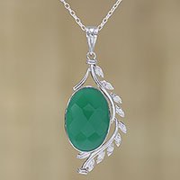 Rhodium plated onyx pendant necklace,