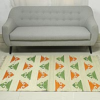 Woll-Dhurrie-Teppich, „Geometrische Harmonie“ (4x6) – 4x6 Woll-Dhurrie-Teppich mit Karotten- und Avocado-Motiven