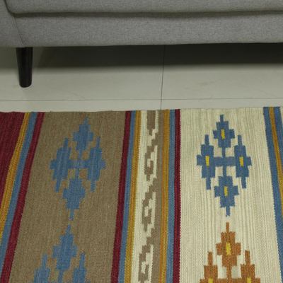 Dhurrie-Teppich aus Wolle, „Garden's Warmth“ (4x6) - Handgewebter geometrischer Dhurrie-Teppich aus Indien (4x6)