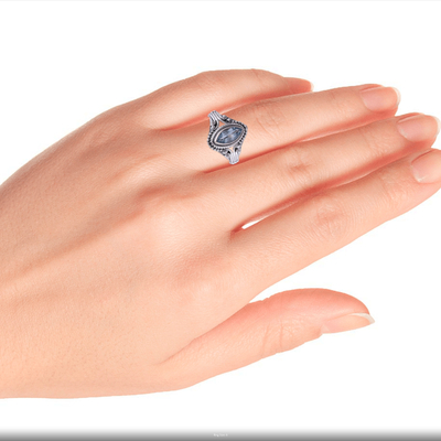 anillo de topacio azul de una sola piedra - Anillo de topacio azul y plata de ley con una sola piedra de la India