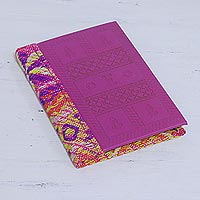 Baumwoll-Tagebuch mit Lederakzent, „Berry Delight“ – Baumwoll-Tagebuch mit Lederakzent in Berry aus Indien