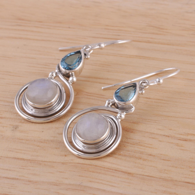 Blaue Topas-Ohrhänger - Ohrringe aus Sterlingsilber mit Mondstein und blauem Topas aus Indien