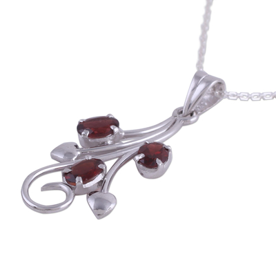 Halskette mit Granat-Anhänger - Dreikarätige Granat-Anhänger-Halskette an einer Kabelkette