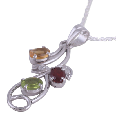 Halskette mit Anhänger aus mehreren Edelsteinen - Halskette mit Anhänger aus mehreren Edelsteinen aus rhodiniertem Silber