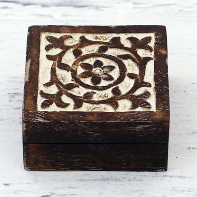 Dekorative Box aus Holz - Handgefertigte quadratische dekorative Box aus Mangoholz aus Indien