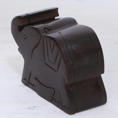 Holz-Puzzle-Kiste, 'Königliches Elefantenbaby'. - Handgeschnitzte Puzzleschachtel aus Mangoholz mit Elefanten aus Indien