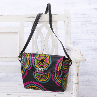 Batik-Ledersling - Handgefertigte Sling-Handtasche aus Batik-Leder aus Indien
