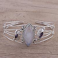 Manschettenarmband aus Regenbogenmondstein und Amethyst, „Feminine Glow“ – Manschettenarmband aus Regenbogenmondstein und Amethyst aus Indien