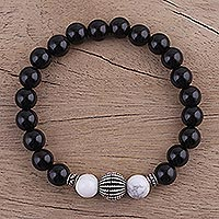 Stretch-Armband aus Onyx und Howlith-Perlen, „Dark Berries“ – Stretch-Armband aus Onyx und Howlith-Perlen aus Indien