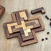 Holzpuzzle „Cross Challenge“ – Kreuzförmiges Akazien- und Haldu-Holzpuzzle aus Indien