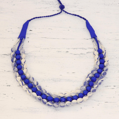 Mehrsträngige, mit Stoff umwickelte Perlenkette - Blaue und weiße dreisträngige, mit Stoff umwickelte Perlenkette