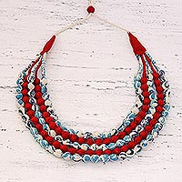 Mehrsträngige, mit Stoff umwickelte Perlenkette, „Flashes of Red“ – Mehrsträngige, mit Stoff umwickelte Perlenkette aus Indien