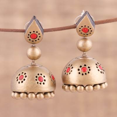 Ohrhänger aus Keramik - Handgefertigte goldfarbene Keramik-Ohrhänger aus Indien