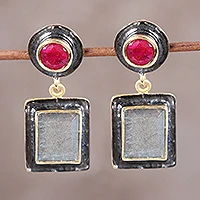 Pendientes colgantes de rubí y labradorita con detalles en oro, 'Graceful Gems' - Pendientes colgantes con detalles en oro de 18k de rubí y labradorita