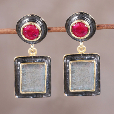 Pendientes colgantes de rubí y labradorita con detalles dorados - Aretes colgantes con detalles de rubí y labradorita en oro de 18 k