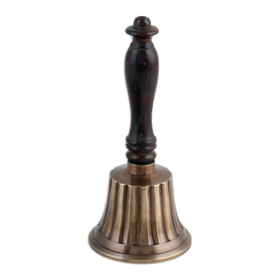 Glocke aus Messing und Holz - Kunsthandwerklich gefertigte Glocke aus gestreiftem Messing und Holz aus Indien