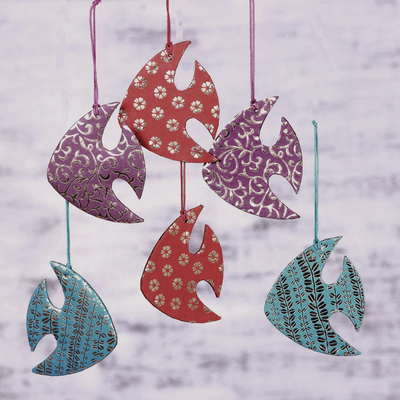 Ornamente, 'Tanzende Fische' (Satz von 6 Stück) - Satz von sechs bunten fischförmigen Ornamenten aus Indien