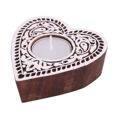 Teelichthalter aus Holz, 'Brennendes Herz'. - Herzförmiger Teelichthalter aus Mangoholz aus Indien