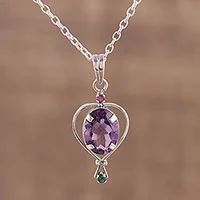 Halskette mit Anhänger aus mehreren Edelsteinen, „Sparkling Allure“ – Halskette mit Anhänger aus Amethyst, Smaragd und Rubin aus Indien