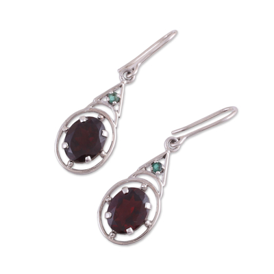 Granat-Ohrhänger, „Scarlet Joy“ – Granat- und Smaragd-Ohrhänger aus Indien