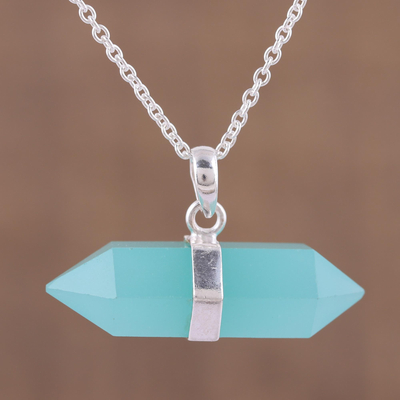 Chalcedon-Anhänger-Halskette, 'Crystal Energy - Halskette aus blauem Chalcedon-Kristall und Silberanhänger