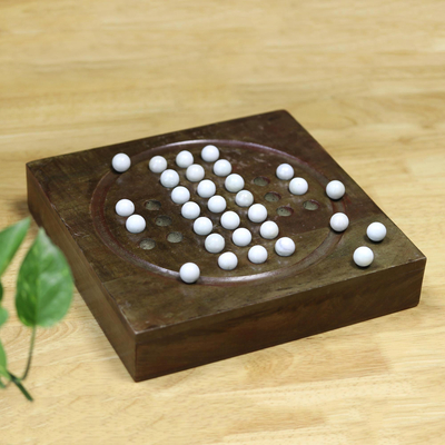 Holz-Solitär-Spiel, 'Rainy Day Challenge - Solitär-Brettspiel aus Akazienholz und weißem Glasmarmor