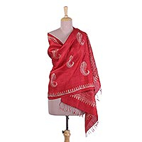 Mantón de seda, 'Crimson Leaf Fall' - Mantón de seda con motivo de hojas con flecos estampado en bloque de la India