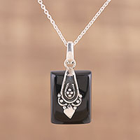 Halskette mit Onyx-Anhänger, „Midnight Greeting“ – Halskette mit Anhänger aus schwarzem Onyx und Sterlingsilber aus Indien