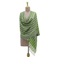 Chal de seda, 'Green Fusion' - Chal de seda tejido en verde y blanco de la India