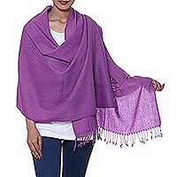 Chal de lana, 'Amethyst Fascination' - Chal de lana tejido de color púrpura suave artesanal con flecos