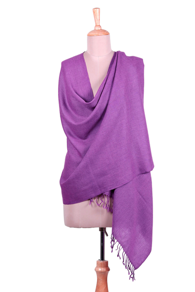 Wollschal, „Amethyst Fascination“ – Kunsthandwerklich gefertigter Schal aus weicher, lila gewebter Wolle mit Fransen