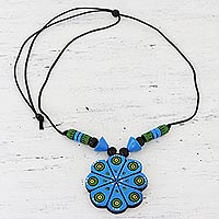 Halskette mit Keramikanhänger, „Blaue Blumenabstraktion“ – handgefertigte Halskette mit Keramikanhänger aus Indien